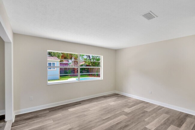 Building Photo - Remodeled Pool Home in the Heart of Brandon, FL