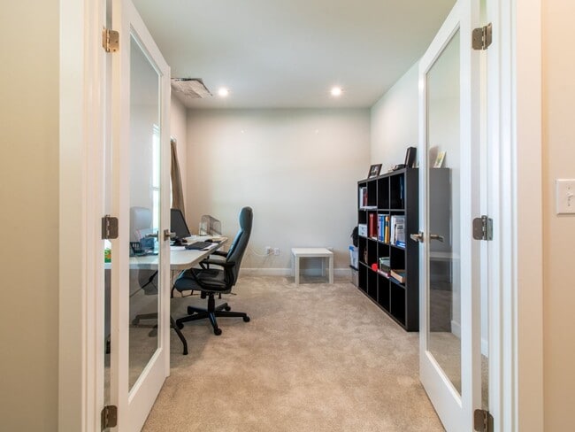 Building Photo - WINTER RENTAL - 3 BED 2.5 BATH SINGLE FAMI...