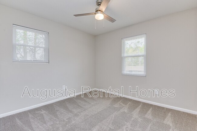 Building Photo - 3416 Kensington Dr N