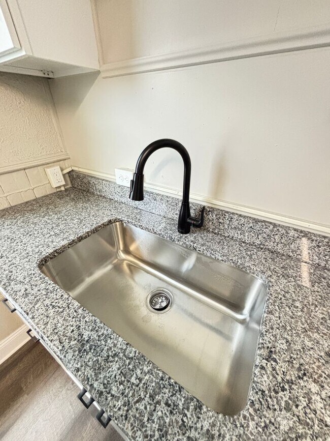 Building Photo - 2 BR Home Available in Catasauqua, PA