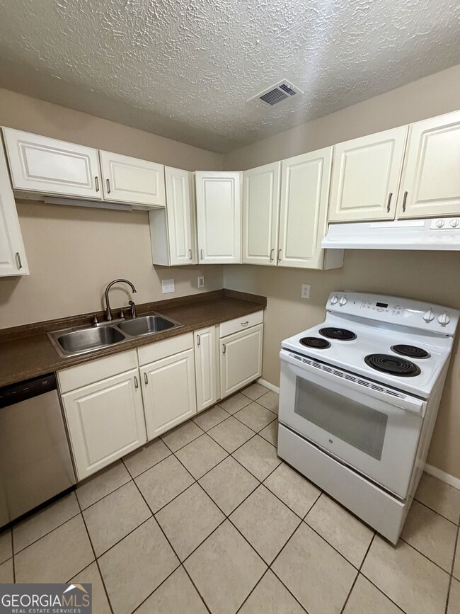Building Photo - 814 Crestwood Terrace