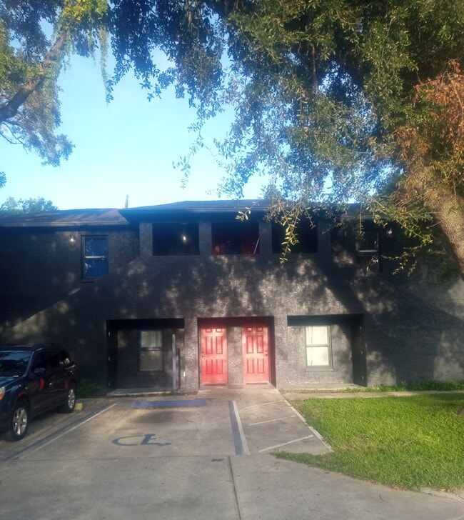 Building Photo - Apartment in Quadplex For Rent