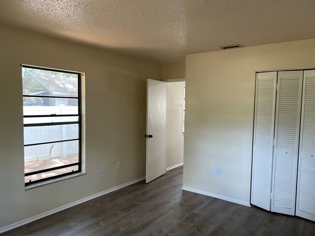 Building Photo - Annual 3 Bedroom 2 bath Duplex $1,795 a month