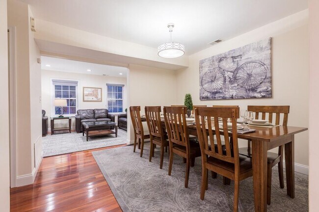 Building Photo - 366 Monmouth St