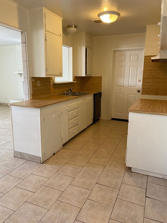 Building Photo - Great Starter Home