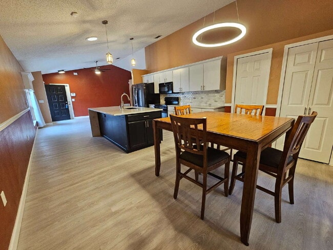 Building Photo - West Melbourne Home