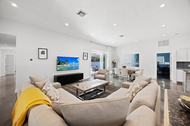 Building Photo - 930 NW 4th Ct