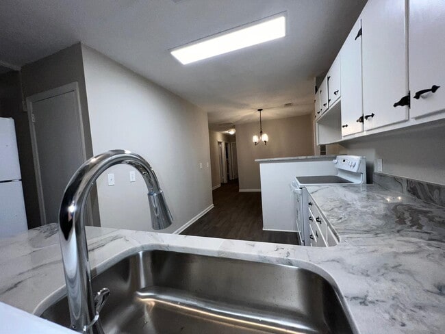 Building Photo - 1101 Enota Cir NE