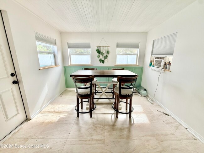 Building Photo - 1046 W Samms Ave