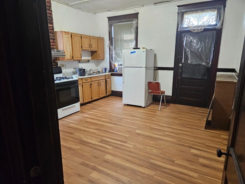 Eat In Kitchen - 4567 Adelaide Ave