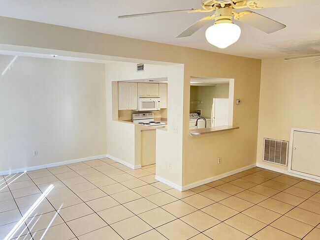 Building Photo - 3bed/2bath townhouse close to Disney includes utility (restrictions apply)