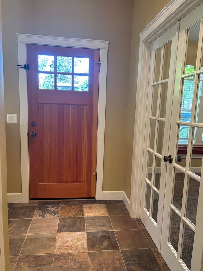 Building Photo - 3 Bed 2 Bath Single level - Fenced Yard-No...