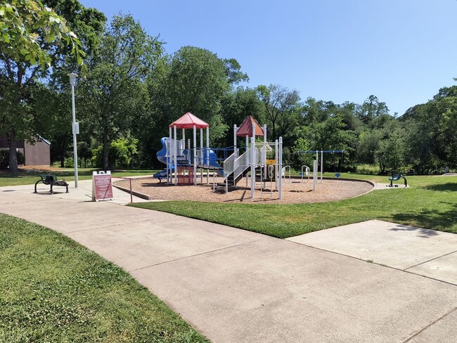 Building Photo - Newley Updated 4 bedroom, 2.5 bathroom Tow...