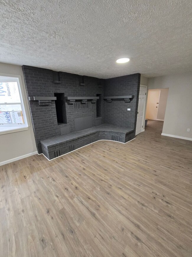 Building Photo - 4 BEDROOM SINGLE FAMILY HOME