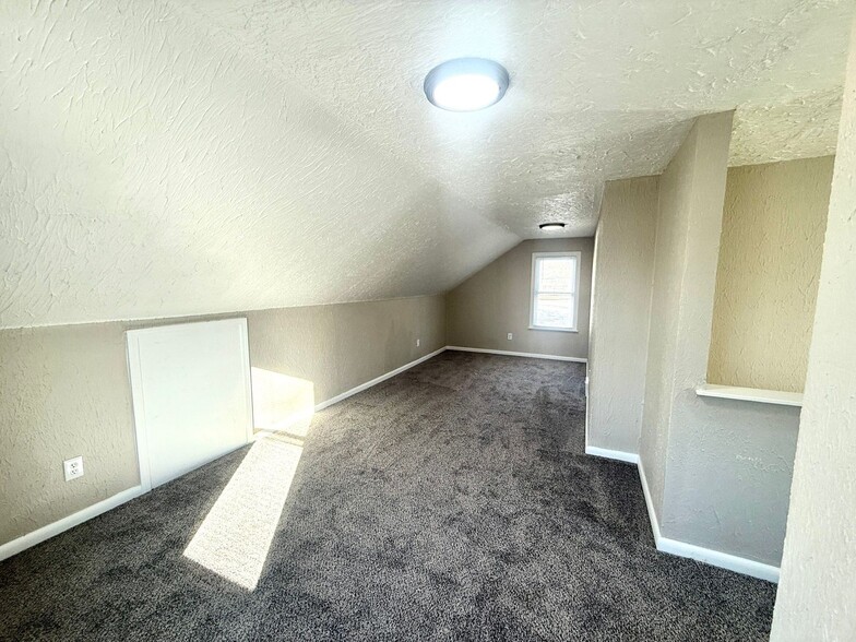 Building Photo - This beautifully updated 4-bedroom, 1-bath single-family home is ready for move-in!