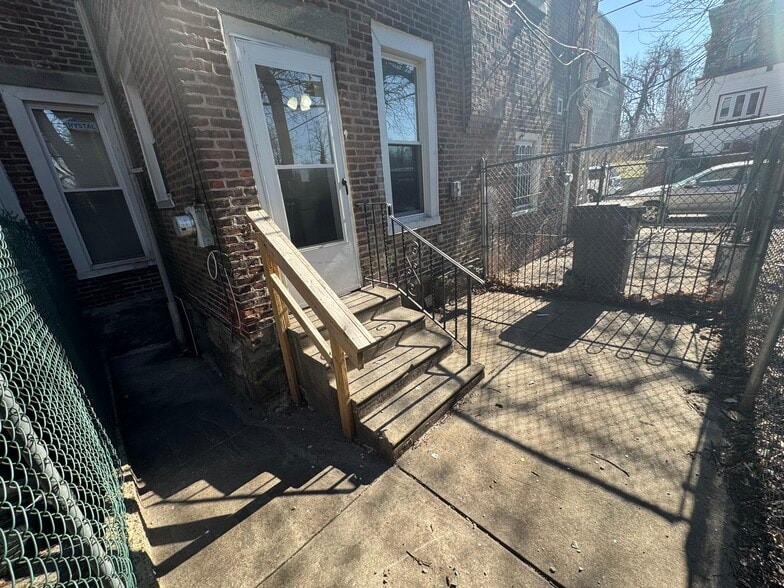 Building Photo - 5502 Crowson St