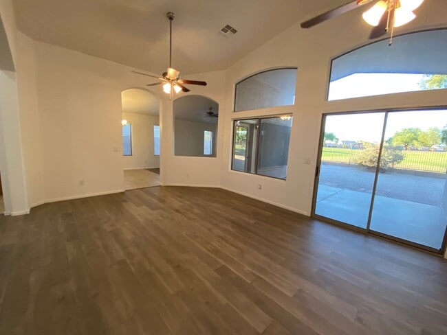 Building Photo - Enjoy Golf Course Living: Refreshed 4-Bedr...