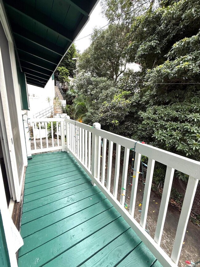 Building Photo - Charming 2BR Cottage Minutes from Kaimuki – Bright Home with Updated Kitchen