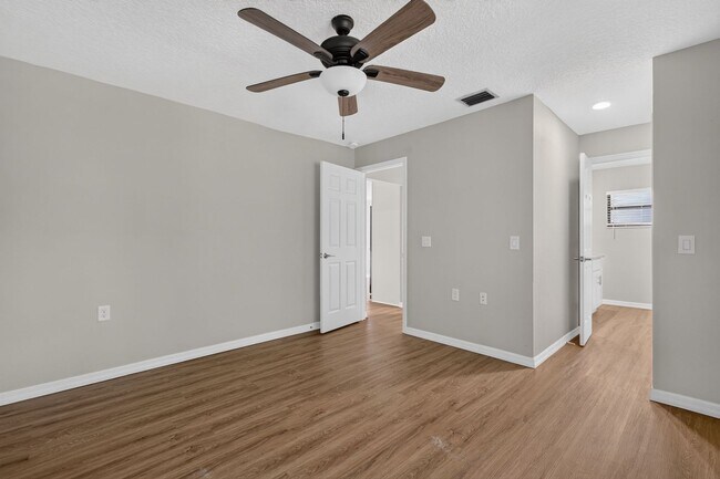Building Photo - 2/2 Duplex in Umatilla w/ Private Fenced Yard & Dual Screened Patios!