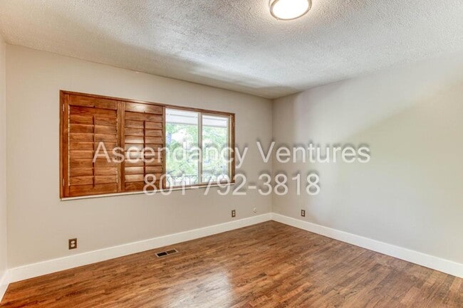 Building Photo - 745 E 3 Fountains Cir