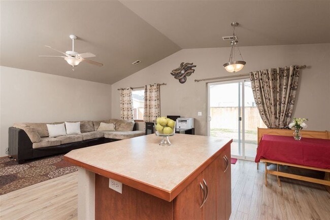 Building Photo - Charming and Bright 3 Bed, 3 Bath Home in ...
