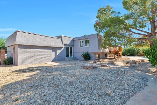 Building Photo - 1735 E La Jolla Dr