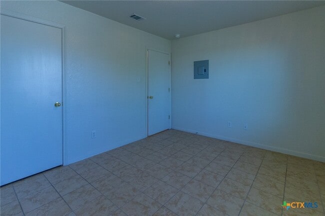 Building Photo - 400 Justin Ln