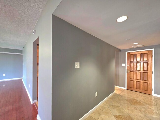Building Photo - 1530 Key Blvd