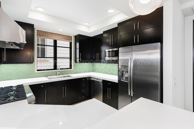 Building Photo - 435 1/2 Carnation Avenue