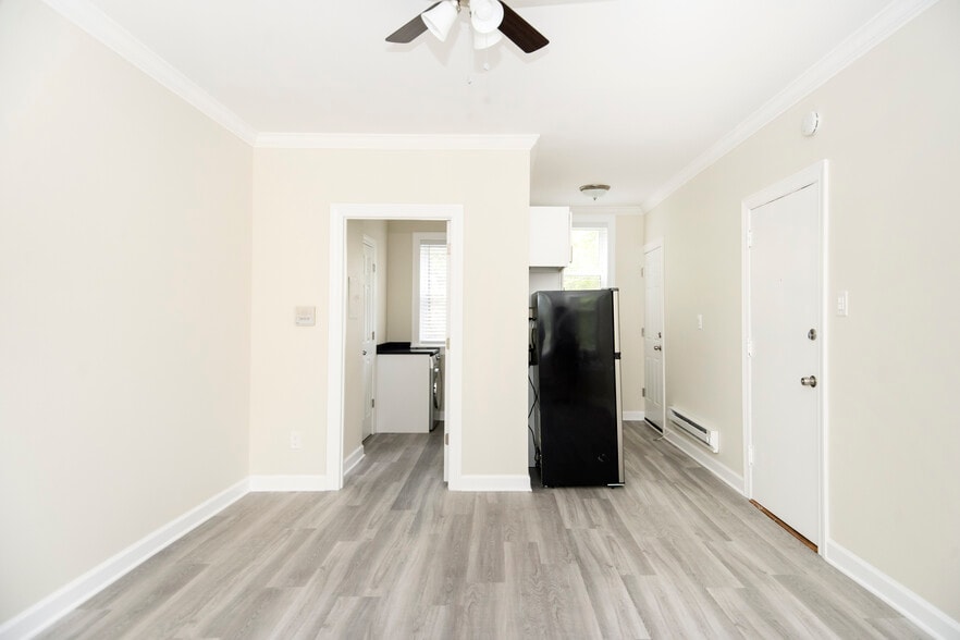 Building Photo - 630 W Roscoe St