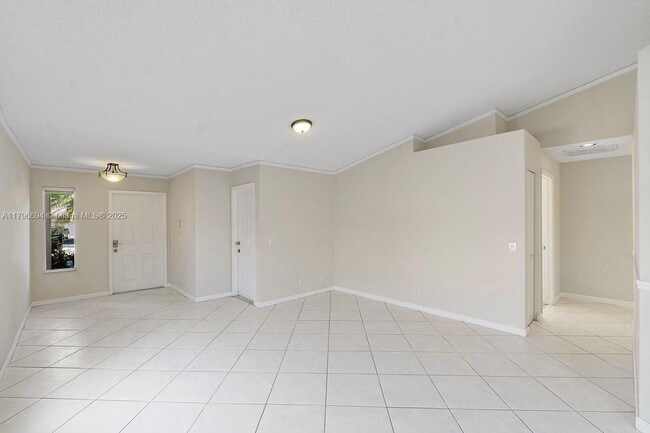 Building Photo - 4013 Pine Ridge Ln