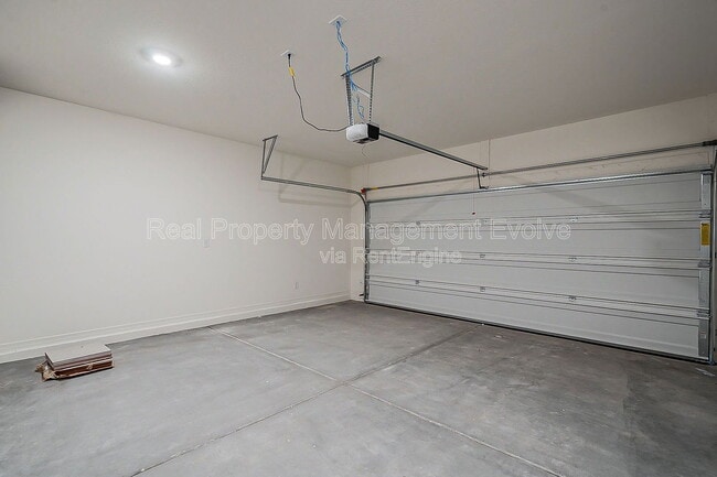 Building Photo - 6450 W Magdalena Ln