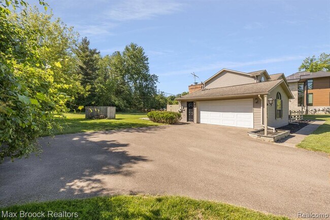 Building Photo - 6096 Darramoor Rd