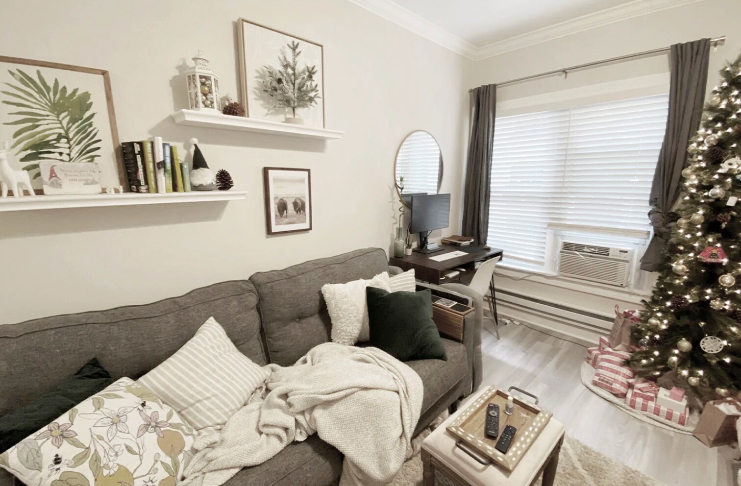 Building Photo - 732 W Roscoe St