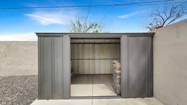 Building Photo - Gorgeous Remodel in Desirable North Central Phoenix Neighborhood