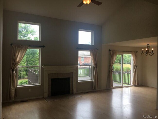Building Photo - 879 Autumn Ridge Dr