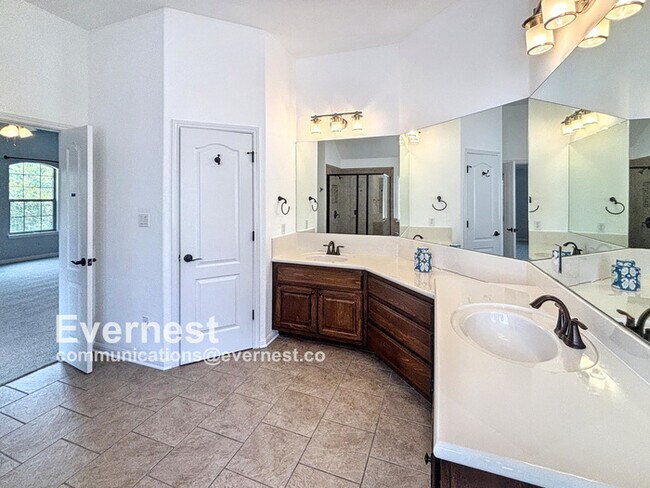Building Photo - 4-Bedroom Home with Modern Amenities and C...
