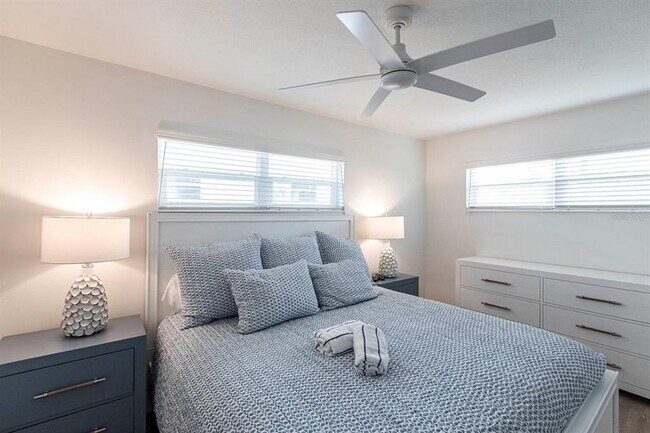 Building Photo - 6020 Midnight Pass Rd