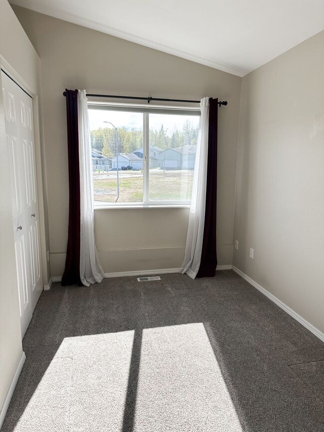 Building Photo - Beautiful Duplex, High End Finishes with L...