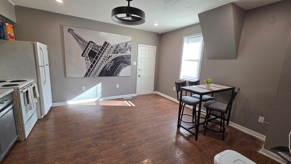 Building Photo - 1421 S Carey St