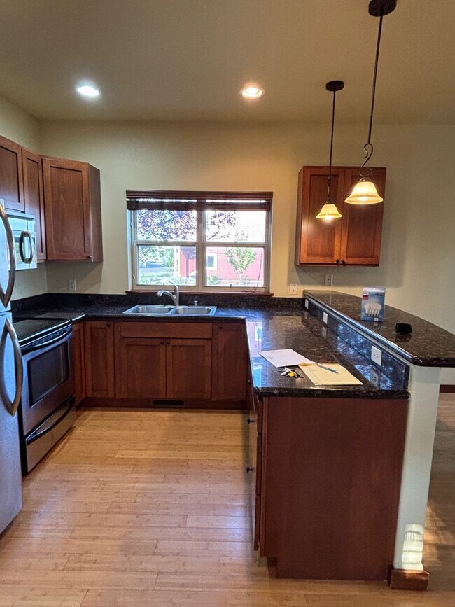 Building Photo - FIRST MONTH'S RENT FREE! New lower rent $1850