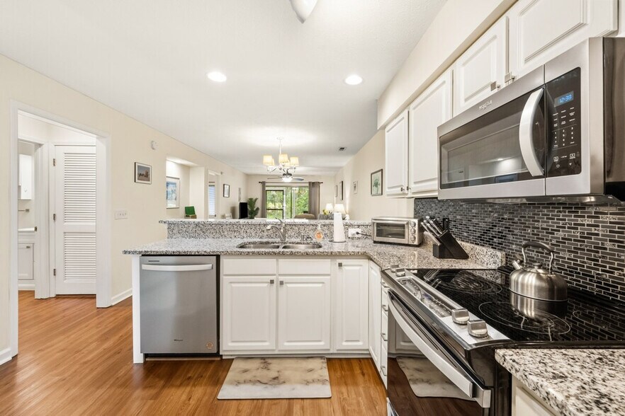 Building Photo - 390 Pinehurst Ln