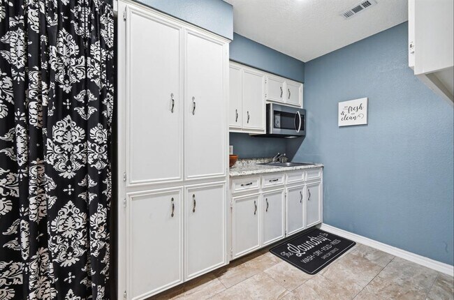 Building Photo - 303 Pin Oak Dr