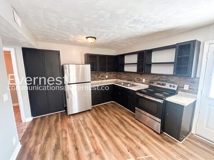 Building Photo - 811 Glade View Ct