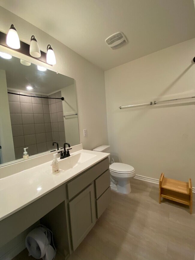 Building Photo - Move in Ready 3 BD/2.5 BA with a Garage Mi...
