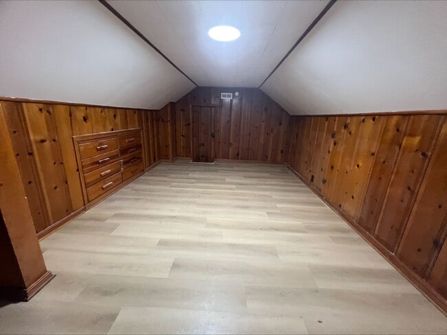 Building Photo - Gorgeous Fully Renovated 4 bedroom 1 bath ...