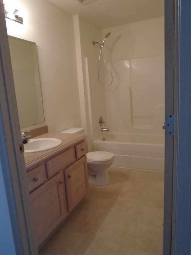 Building Photo - Spacious Apartment