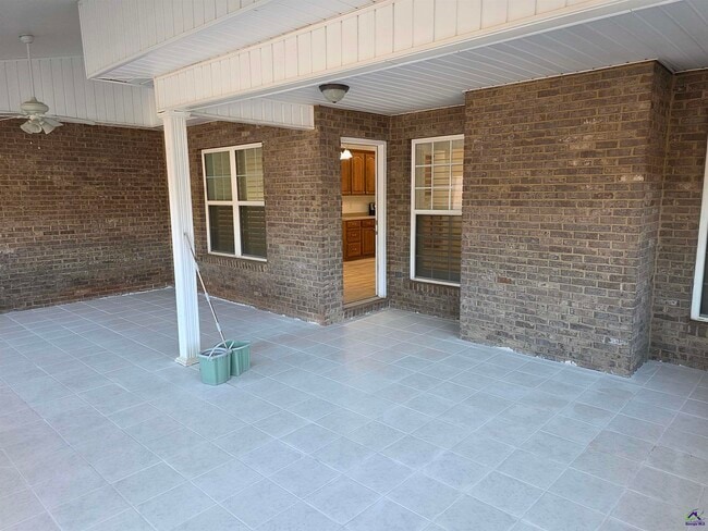 Building Photo - 604 Twelve Oaks Dr