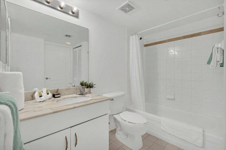 Building Photo - 1200 Brickell Bay Dr