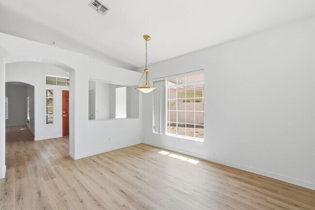 Building Photo - 4 Bed 2 Bath House with a pool!